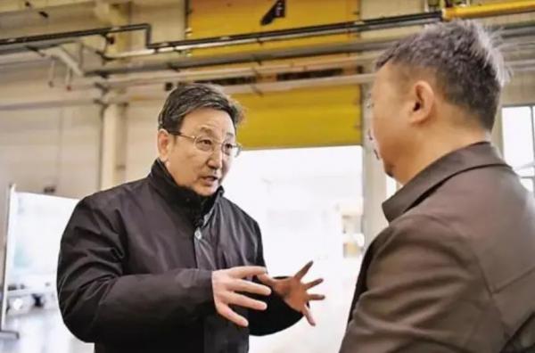 工作中的马玉山(左)。 工作中的马玉山(左)。