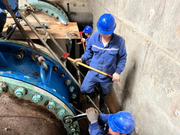 1.6米蝶阀,80道M48螺栓,9个小时完成更换 1.6米蝶阀,80道M48螺栓,9个小时完成更换