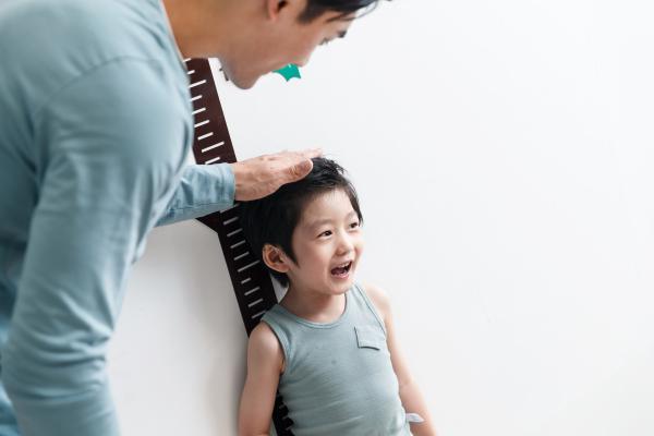 1691573234563696.jpg 8.9长腿鹿 摄图网_507674726_爸爸在为小男孩测量身高(企业商用).jpg