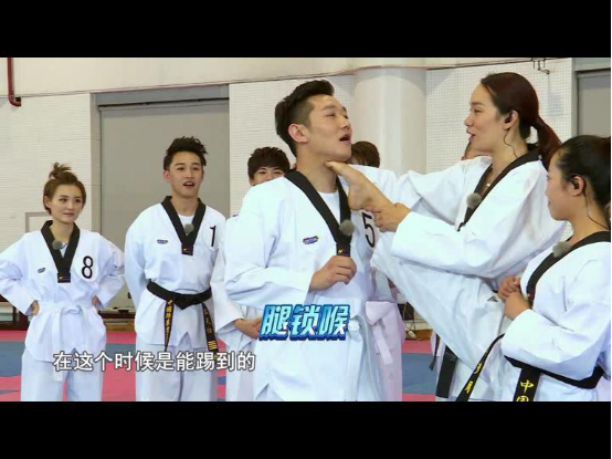 《阳光艺体能》嘉宾调戏助教被锁喉 henry训练耍花招 《阳光艺体能》嘉宾调戏助教被锁喉 henry训练耍花招