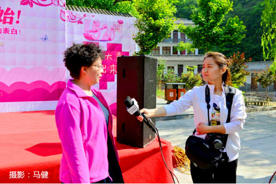 中国爱情山景区董事长崔惠君女士接受记者采访。