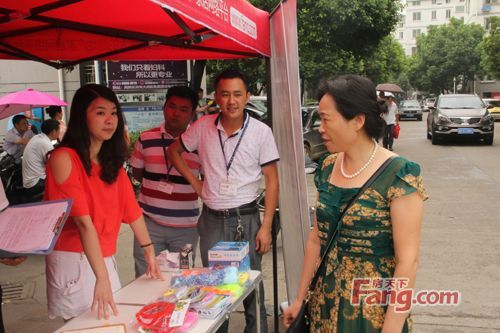 工作人员热情服务有问题的居民 工作人员热情服务有问题的居民
