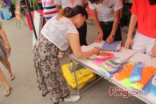 正在登记个人信息的大姐 正在登记个人信息的大姐