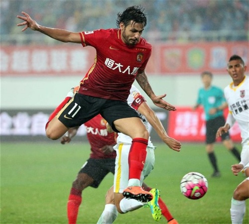 3月12日,广州恒大队球员高拉特在比赛中拼抢。当日,在2016赛季中国足球超级联赛第二轮比赛中,广州恒大队主场以3比0战胜长春亚泰队。 新华社记者刘大伟摄.jpg 3月12日,广州恒大队球员高拉特在比赛中拼抢。当日,在2016赛季中国足球超级联赛第二轮比赛中,广州恒大队主场以3比0战胜长春亚泰队。 新华社记者刘大伟摄.jpg