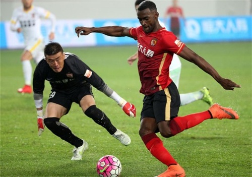 3月12日,广州恒大队球员马丁内斯(右)在比赛中射门。当日,在2016赛季中国足球超级联赛第二轮比赛中,广州恒大队主场以3比0战胜长春亚泰队。 新华社记者刘大伟摄.jpg 3月12日,广州恒大队球员马丁内斯(右)在比赛中射门。当日,在2016赛季中国足球超级联赛第二轮比赛中,广州恒大队主场以3比0战胜长春亚泰队。 新华社记者刘大伟摄.jpg