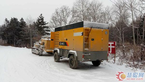 冰雪中作业的柳工CS194AMD压缩机