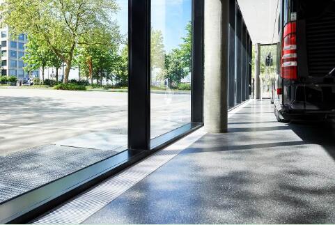 充分利用“场地宽度” 充分利用“场地宽度”