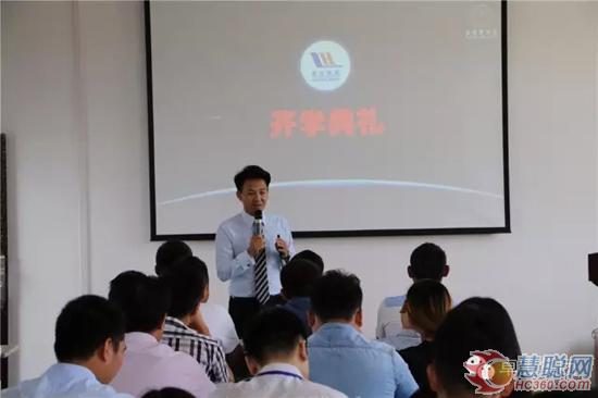 卓宝商学院院长涂万鹏主持开学典礼,解读企业文化