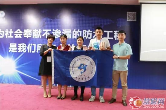 优秀学员(右起:陈江豪姜龙朱俊英陆铮焰张秋霞)