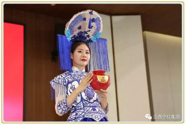 点击图片翻到下一页>> 宁红集团世园会专属茶礼燃爆北京世园会!