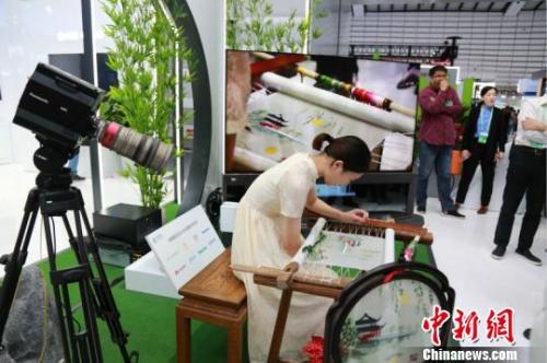 图为互联网之光博览会现场,苏绣刺绣5G 8k超高清直播展示。供图